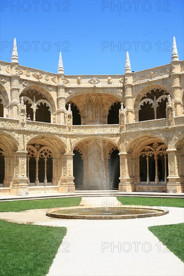 portugal, lisbonne, lisboa, signes de ville, belem, monastere des Hieronimytes, monasteiro dos jeronimos, couvent, cloitre, detail sculpture, statue, ornement
Date : septembre 2011