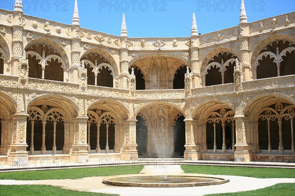 portugal, lisbonne, lisboa, signes de ville, belem, monastere des Hieronimytes, monasteiro dos jeronimos, couvent, cloitre, detail sculpture, statue, ornement
Date : septembre 2011