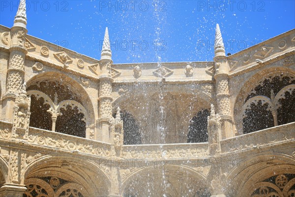 portugal, lisbonne, lisboa, signes de ville, belem, monastere des Hieronimytes, monasteiro dos jeronimos, couvent, cloitre, detail sculpture, statue, ornement, jet d'eau
Date : septembre 2011