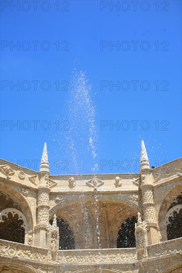 portugal, lisbonne, lisboa, signes de ville, belem, monastere des Hieronimytes, monasteiro dos jeronimos, couvent, cloitre, detail sculpture, statue, ornement, jet d'eau
Date : septembre 2011