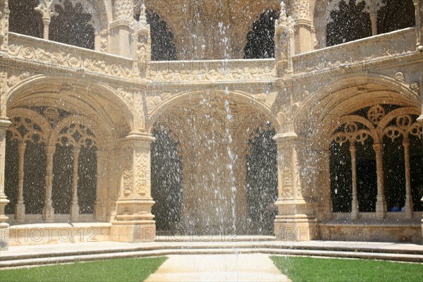 portugal, lisbonne, lisboa, signes de ville, belem, monastere des Hieronimytes, monasteiro dos jeronimos, couvent, cloitre, detail sculpture, statue, ornement
Date : septembre 2011