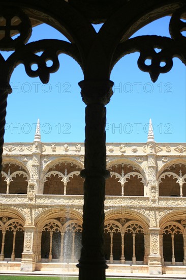 portugal, lisbonne, lisboa, signes de ville, belem, monastere des Hieronimytes, monasteiro dos jeronimos, couvent, cloitre, detail sculpture, statue, ornement, arcade
Date : septembre 2011