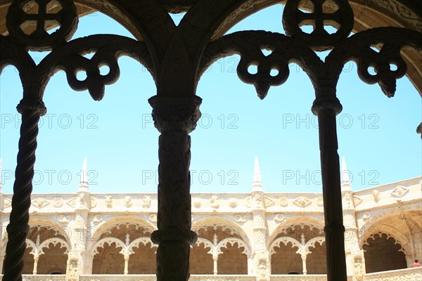 portugal, lisbonne, lisboa, signes de ville, belem, monastere des Hieronimytes, monasteiro dos jeronimos, couvent, cloitre, detail sculpture, statue, ornement, arcade
Date : septembre 2011