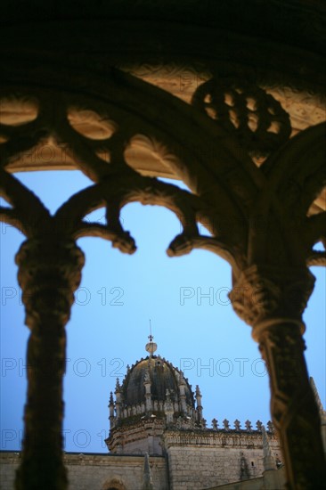 portugal, lisbonne, lisboa, signes de ville, belem, monastere des Hieronimytes, monasteiro dos jeronimos, couvent, cloitre, detail sculpture, statue, ornement, dome, arcade
Date : septembre 2011