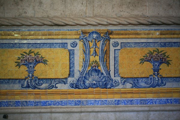 portugal, lisbonne, lisboa, signes de ville, belem, monastere des Hieronimytes, monasteiro dos jeronimos, couvent, cloitre, azulejos, detail sculpture, statue, ornement
Date : septembre 2011