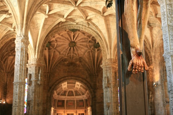 portugal, lisbonne, lisboa, signes de ville, belem, monastere des Hieronimytes, monasteiro dos jeronimos, couvent, cloitre, detail sculpture, statue, ornement, crucifix, pieds du christ
Date : septembre 2011