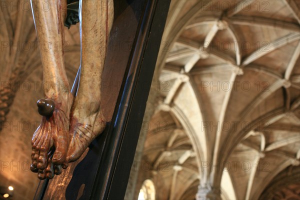 portugal, lisbonne, lisboa, signes de ville, belem, monastere des Hieronimytes, monasteiro dos jeronimos, couvent, cloitre, detail sculpture, statue, ornement, crucifix, pieds du christ
Date : septembre 2011