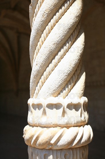 portugal, lisbonne, lisboa, signes de ville, belem, monastere des Hieronimytes, monasteiro dos jeronimos, couvent, cloitre, detail sculpture, statue, ornement, colonne torse
Date : septembre 2011