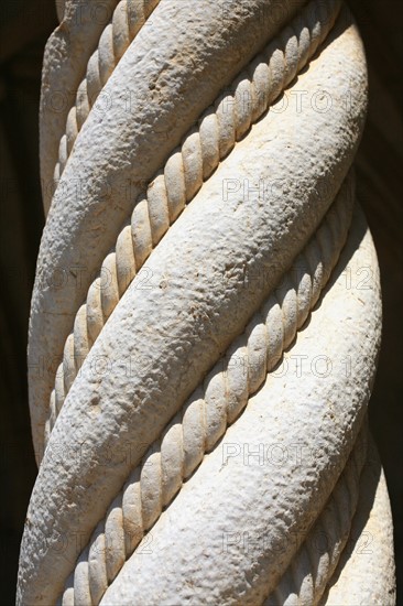 portugal, lisbonne, lisboa, signes de ville, belem, monastere des Hieronimytes, monasteiro dos jeronimos, couvent, cloitre, detail sculpture, statue, ornement, colonne torse
Date : septembre 2011