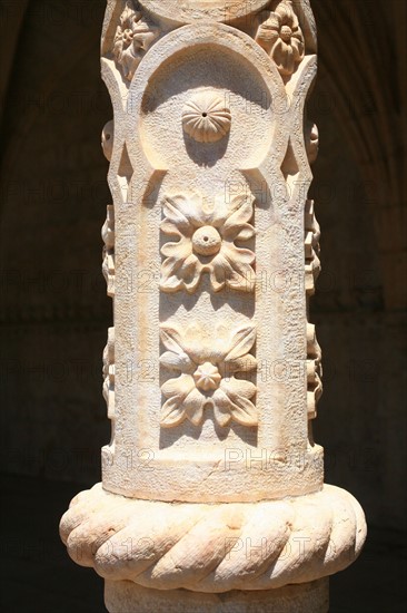 portugal, lisbonne, lisboa, signes de ville, belem, monastere des Hieronimytes, monasteiro dos jeronimos, couvent, cloitre, detail sculpture, statue, ornement, colonne torse
Date : septembre 2011