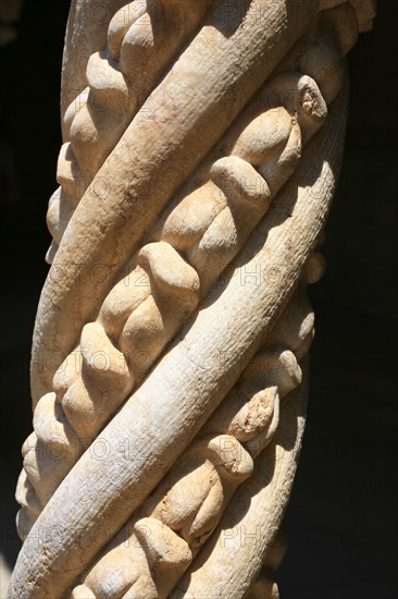 portugal, lisbonne, lisboa, signes de ville, belem, monastere des Hieronimytes, monasteiro dos jeronimos, couvent, cloitre, detail sculpture, statue, ornement, colonne torse
Date : septembre 2011