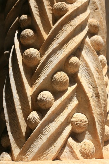 portugal, lisbonne, lisboa, signes de ville, belem, monastere des Hieronimytes, monasteiro dos jeronimos, couvent, cloitre, detail sculpture, statue, ornement, colonne torse
Date : septembre 2011