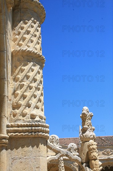 portugal, lisbonne, lisboa, signes de ville, belem, monastere des Hieronimytes, monasteiro dos jeronimos, couvent, cloitre, detail sculpture, statue, ornement, colonne torse
Date : septembre 2011