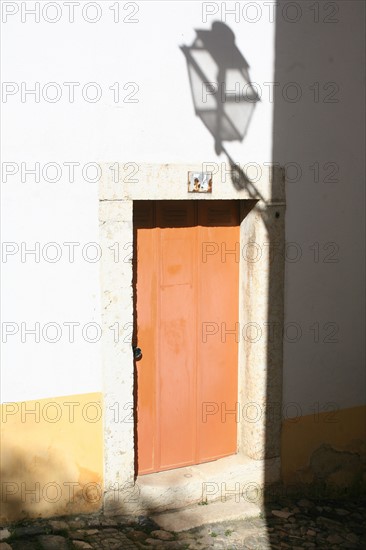 portugal, lisbonne, lisboa, signes de ville, alfama, quartier historique, detail habitat, porte, interphone, sonnerie
Date : septembre 2011