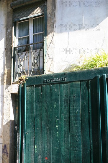 portugal, lisbonne, lisboa, signes de ville, alfama, quartier historique, detail habitat, porte, interphone, sonnerie
Date : septembre 2011