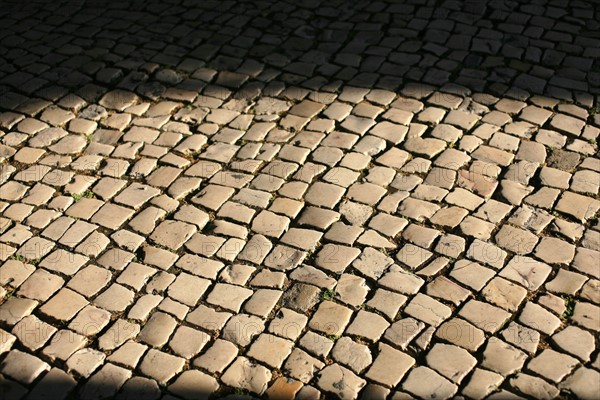 portugal, lisbonne, lisboa, signes de ville, alfama, quartier historique, detail sol, paves, rue, voirie
Date : septembre 2011