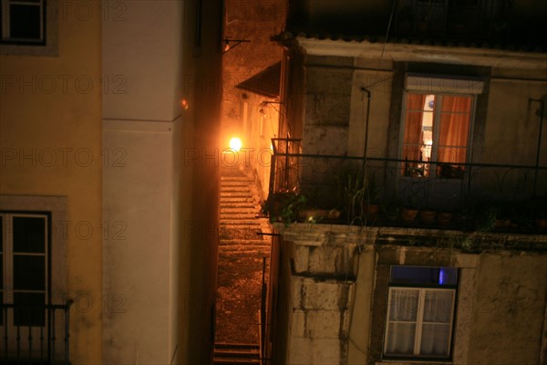 portugal, lisbonne, lisboa, signes de ville, rossio,  au pied de l'alfama, ruelle en escalier, facade immeuble, vue depuis l'hotel tejo
Date : septembre 2011