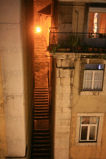 portugal, lisbonne, lisboa, signes de ville, rossio,  au pied de l'alfama, ruelle en escalier, facade immeuble, vue depuis l'hotel tejo
Date : septembre 2011