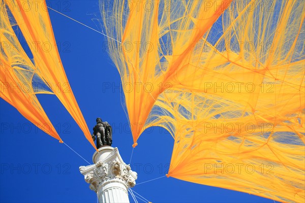 portugal, lisbonne, lisboa, signes de ville, rossio, praca da figueira, fete, colonne et statue du roi jean 1er, voile jaune de fete
Date : septembre 2011