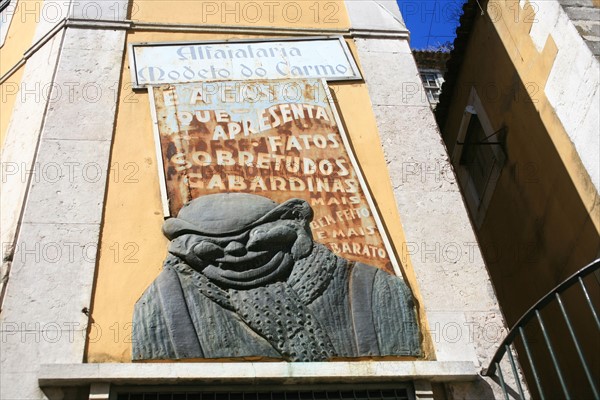 portugal, lisbonne, lisboa, signes de ville , bairro alto, place, detail quartier, facade boutique, bas relief
Date : septembre 2011