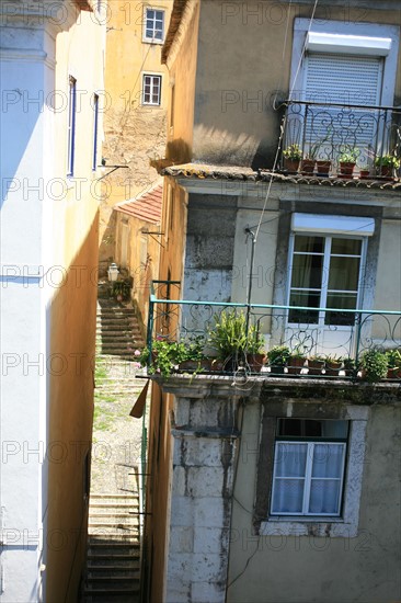 portugal, lisbonne, lisboa, signes de ville, rossio, au pied de l'alfama, ruelle en escalier, facade immeuble, vue depuis l'hotel tejo
Date : septembre 2011