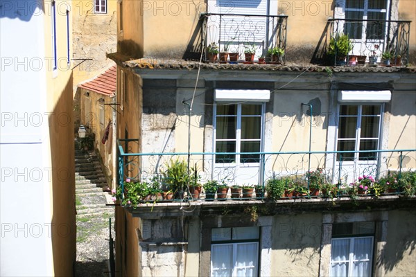 portugal, lisbonne, lisboa, signes de ville, rossio,  au pied de l'alfama, ruelle en escalier, facade immeuble, vue depuis l'hotel tejo
Date : septembre 2011