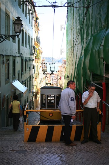 portugal, lisbonne, lisboa, signes de ville, chiado, elevador de bica, en haut de la cote, seniors, sol, voirie
Date : septembre 2011