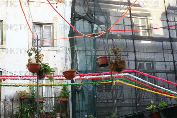 portugal, lisbonne, lisboa, signes de ville, alfama, quartier historique, detail habitat, preparation fete, guirlande
Date : septembre 2011