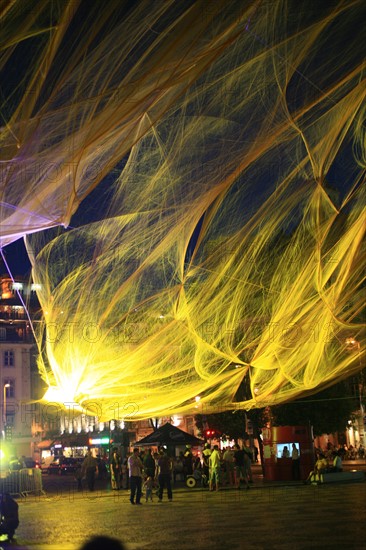 portugal, lisbonne, lisboa, signes de ville, rossio, praca da figueira, fete, colonne et statue du roi jean 1er, voile jaune de fete
Date : septembre 2011