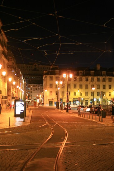 portugal, lisbonne, lisboa, signes de ville, baixa, nuit, praca don pedro, rails de tram, place, sol, voirie
Date : septembre 2011