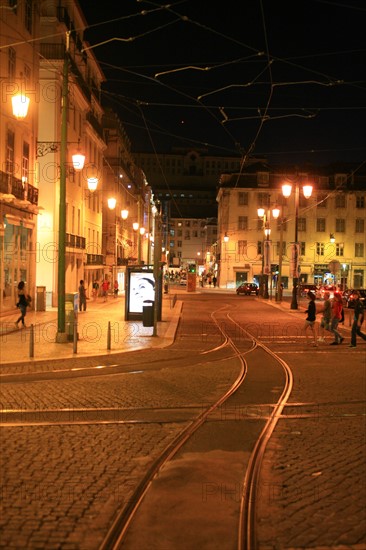 portugal, lisbonne, lisboa, signes de ville, baixa, nuit, praca don pedro, rails de tram, place, sol, voirie
Date : septembre 2011