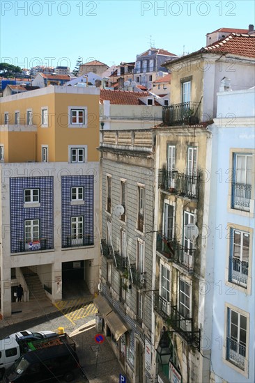 portugal, lisbonne, lisboa, signes de ville, rossio,  au pied de l'alfama, ruelle en escalier, facade immeuble, vue depuis l'hotel tejo
Date : septembre 2011