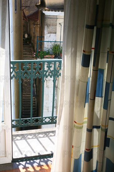portugal, lisbonne, lisboa, signes de ville, rossio,  au pied de l'alfama, ruelle en escalier, facade immeuble, vue depuis l'hotel tejo
Date : septembre 2011