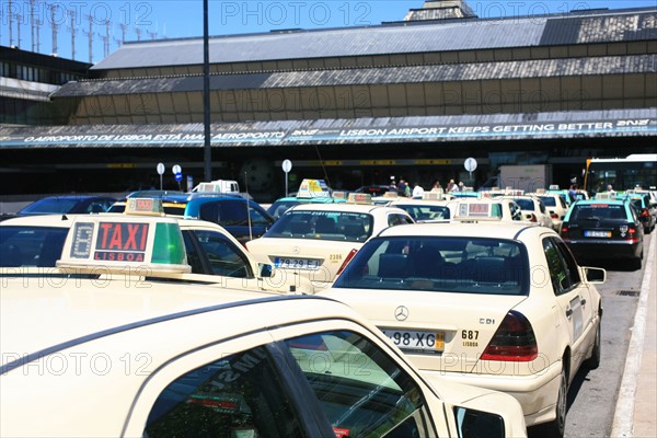 portugal, lisbonne, lisboa, signes de ville, laeroport, circulation, trasnsport urbain, file de taxis
Date : septembre 2011