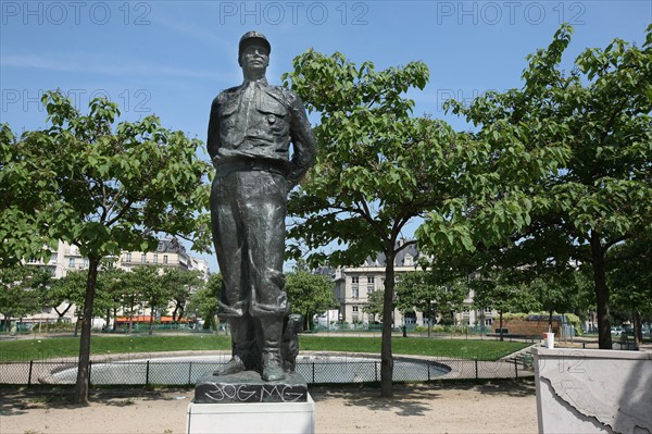 France, ile de france, paris, 13e arrondissement, place d'italie, marechal juin, 
sculpteur Andre Greck 


Date : 2011-2012