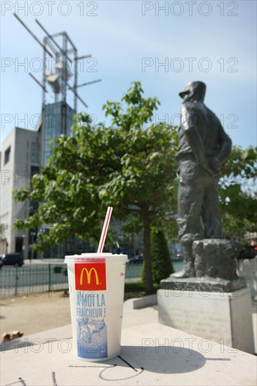 France, ile de france, paris, 13e arrondissement, place d'italie, marechal juin, coca cola, mac donalds,
sculpteur Andre Greck 


Date : 2011-2012