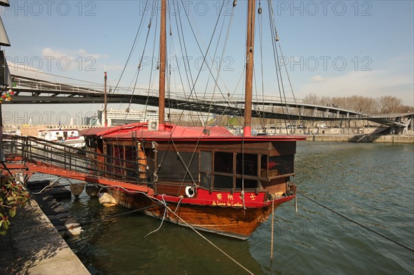 France, ile de france, paris 13e arrondissement, quai francois mauriac, peniche, la dame de canton, jonque, ancienne guinguette pirate,


Date : 2011-2012