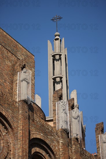 France, ile de france, paris 12e arrondissement, eglise du saint esprit 186 avenue daumesnil, architecte paul tournon, vue du chevet depuis la rue canebiere, brique, religion catholique, detail clocher,


Date : 2011-2012