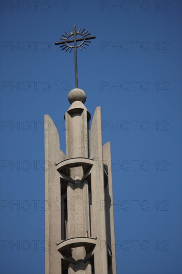 France, ile de france, paris 12e arrondissement, eglise du saint esprit 186 avenue daumesnil, architecte paul tournon, vue du chevet depuis la rue canebiere, brique, religion catholique, detail clocher,


Date : 2011-2012