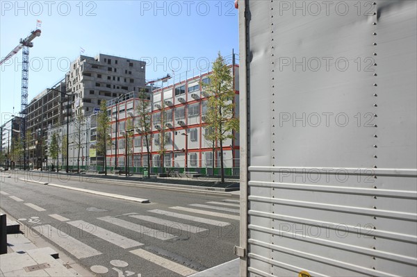 france, region ile de france, paris 13e arrondissement, paris rive gauche, avenue de france, quartier bnf francois mitterrand, travaux de batiment, couvertures des voies, algeco, chantier,


Date : 2011-2012