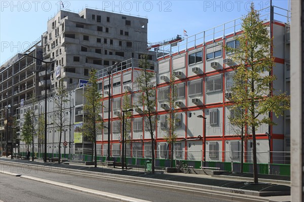 france, region ile de france, paris 13e arrondissement, paris rive gauche, avenue de france, quartier bnf francois mitterrand, travaux de batiment, couvertures des voies, algeco, chantier,


Date : 2011-2012