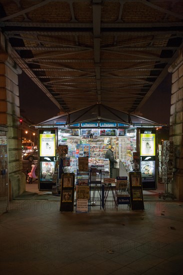 france, region ile de france, paris 13e arrondissement, quai de la Gare, de nuit, kiosque a journaux,


Date : 2011-2012