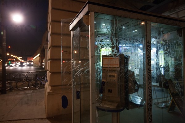 france, region ile de france, paris 13e arrondissement, quai de la Gare, de nuit, cabine telephonique taguee,


Date : 2011-2012