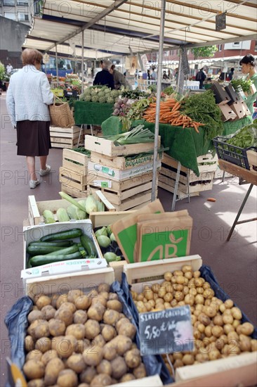 France, ile de france, paris, 14e arrondissement, place brancusi, rue de l'ouest, marche biologique,


Date : 2011-2012