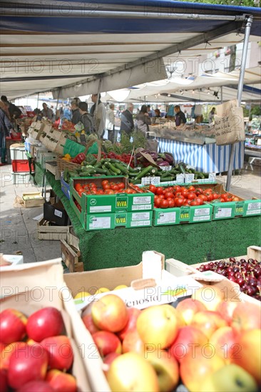 France, ile de france, paris, 14e arrondissement, place brancusi, rue de l'ouest, marche biologique,
Date : 2011-2012