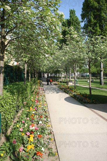 France, ile de france, paris 20e arrondissement, rue michel de bourges, square casque d'or, jardin public, fleurs, simone signoret, jacques becker, film,


Date : 2011-2012