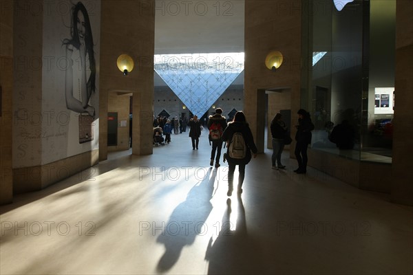 France, ile de france, paris 1er arrondissement, carrousel du louvre, galeries sous le grand louvre, boutiques, muraille, vestiges, pyramide inversee, touristes,