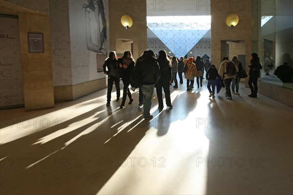 France, ile de france, paris 1er arrondissement, carrousel du louvre, galeries sous le grand louvre, boutiques, muraille, vestiges, pyramide inversee, ombres visieurs,