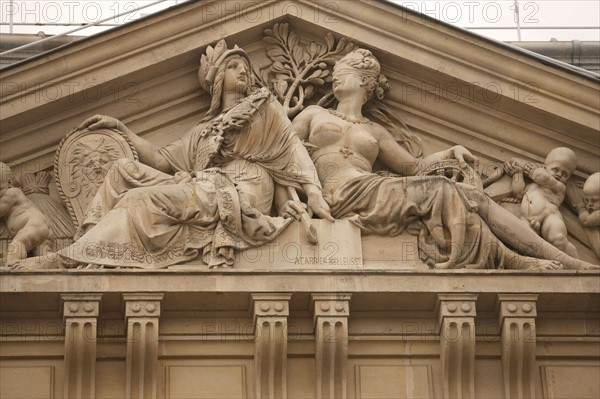 France, ile de france, paris 1er arrondissement, facade du 39 rue croix des petits champs, banque de france, hotel de toulouse dit aussi de la vrilliere, detail fronton,