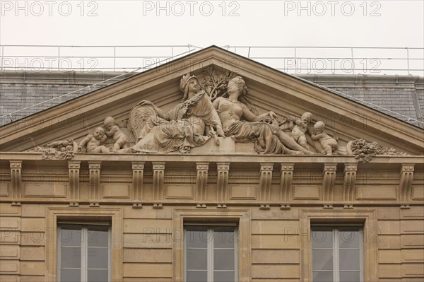 France, ile de france, paris 1er arrondissement, facade du 39 rue croix des petits champs, banque de france, hotel de toulouse dit aussi de la vrilliere, detail fronton,